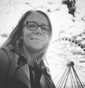 Catching a glimpse of the Great Wheel on the waterfront near Pike's Place before flying back.